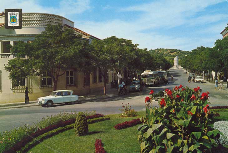 postcard.ami6.portugal.loule.largo-gago-coutinho-e-avenida-general-carmona.jpg