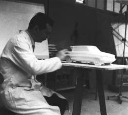 Atelier Bertoni, Henri Dargent beim Modellieren
